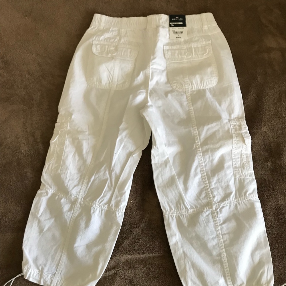 St Johns Bay White Cargo Capris SZ 10 NWT